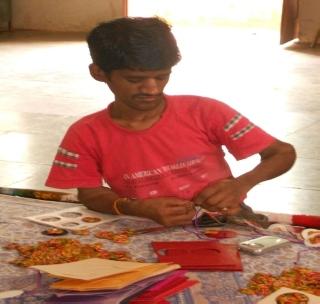 Bamboo-made rakhya will add unique rhythm to 'arbitrator' | बांबूपासून निर्मित राख्या जोडणार ‘लवादा’शी अनोखं बंधन..