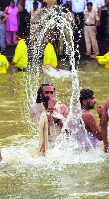 Photostation of young saints | युवा साधूंचे फोटोसेशन
