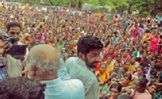 Suicide-hit farmers raided Ramgir along with women | आत्महत्याग्रस्त शेतकरी महिला राखी घेऊन रामगिरीवर धडकल्या Suicide-hit farmers raided Ramgir along with women | आत्महत्याग्रस्त शेतकरी महिला राखी घेऊन रामगिरीवर धडकल्या