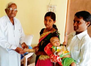 "Humility" is like the humility of the parents. | आई-वडिलांपासून पोरक्या झालेल्या नम्रताची अशीही ‘नम्रता’