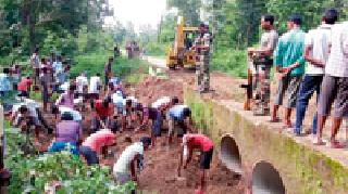 Road repair through labor | श्रमदानातून रस्त्याची दुरूस्ती