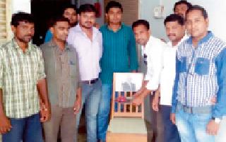 The visit of onions and pulses to the Prime Minister's image | पंतप्रधानांच्या प्रतिमेला कांदे व डाळीची भेट