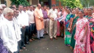 Pressure on the victim's family | पीडित मुलीच्या कुटुंबीयांवर दबाव