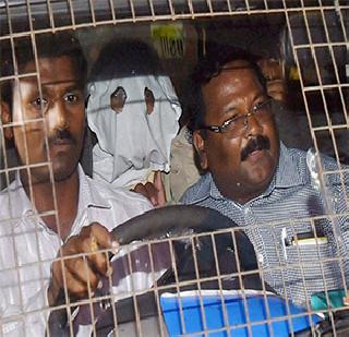 Indrani fell victim to the litter shown | इंद्राणीने दाखविलेल्या आमिषाला बळी पडलो Indrani fell victim to the litter shown | इंद्राणीने दाखविलेल्या आमिषाला बळी पडलो