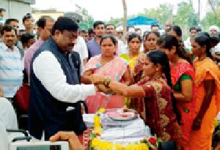 On behalf of Rakhi Mungantiwar gave a unique 'safety' visit to the sisters | राखीच्या पर्वावर मुनगंटीवारांनी भगिनींना दिली अनोखी ‘सुरक्षा’ भेट