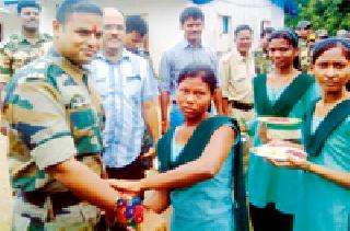 Police personnel were tied | पोलीस जवानांना बांधल्या राख्या Police personnel were tied | पोलीस जवानांना बांधल्या राख्या