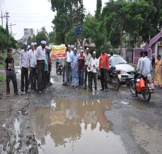 MP, Guardian Minister Khaddekar road. | खासदार, पालकमंत्री खड्डेमय रस्ता.. MP, Guardian Minister Khaddekar road. | खासदार, पालकमंत्री खड्डेमय रस्ता..