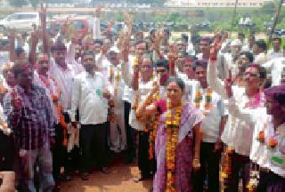 Equal match with the market committee elections | बाजार समिती निवडणुकीत बरोबरीचा सामना