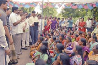 Talking with the Railway Minister regarding encroachment - Sudhir Mungantiwar | अतिक्रमणासंदर्भात रेल्वेमंत्र्यांशी चर्चा करणार -सुधीर मुनगंटीवार