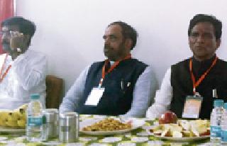 Government Backs the Drought-hit Farmers | सरकार दुष्काळग्रस्त शेतकऱ्यांच्या पाठीशी