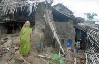 The collapse of houses in Panjshi | पांजऱ्यात अतिवृष्टीने घरांची पडझड