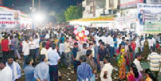 Citizens gathered in the cemetery | नागरिकांच्या गर्दीने आनंदोत्सव बहरला