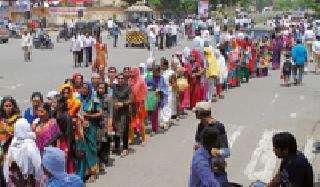 Emergency staff, government offices in the district | जिल्ह्यातील कर्मचारी संपात, शासकीय कार्यालये ओस Emergency staff, government offices in the district | जिल्ह्यातील कर्मचारी संपात, शासकीय कार्यालये ओस