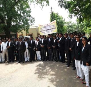 Repair the roads, otherwise the petition in court against the government! | रस्त्यांची दुरुस्ती करा, अन्यथा सरकारविरुद्ध न्यायालयात याचिका!