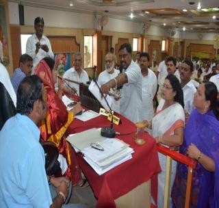 12 shops; Confrontation Hall of Parliament | १२ दुकाने; विरोधकांचा सभागृहात गदारोळ