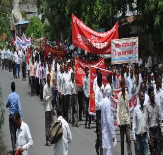 Employees on the road; Work jam | कर्मचारी रस्त्यावर; कामकाज ठप्प Employees on the road; Work jam | कर्मचारी रस्त्यावर; कामकाज ठप्प