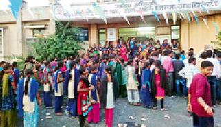 Students of Khammankaru Ashramshala hit the Aheri project office | खमनचेरू आश्रमशाळेच्या विद्यार्थ्यांची अहेरी प्रकल्प कार्यालयावर धडक