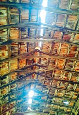 In the old buildings filling anganwadi | अंगणवाडी भरते जीर्ण इमारतीत