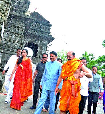 Governor's visit to Trimbakeshwar | राज्यपालांनी घेतले त्र्यंबकेश्वराचे दर्शन