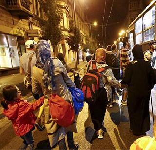 Austria-Germany borders open for refugees | निर्वासितांसाठी आॅस्ट्रिया-जर्मनीने सीमा केल्या खुल्या Austria-Germany borders open for refugees | निर्वासितांसाठी आॅस्ट्रिया-जर्मनीने सीमा केल्या खुल्या