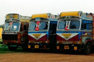 Four trucks seized in the night | रात्रीला पकडले रेतीची वाहतूक करणारे चार ट्रक Four trucks seized in the night | रात्रीला पकडले रेतीची वाहतूक करणारे चार ट्रक