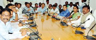 Sudhir Mungantiwar took a review of the forest department | सुधीर मुनगंटीवार यांनी घेतला वनविभागाचा आढावा Sudhir Mungantiwar took a review of the forest department | सुधीर मुनगंटीवार यांनी घेतला वनविभागाचा आढावा