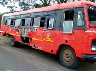 Busy Tippers shocked ... | बसवर टिप्पर धडकला... Busy Tippers shocked ... | बसवर टिप्पर धडकला...