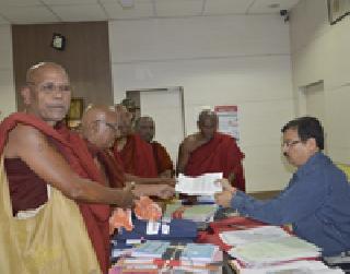 Ambedkary follower took over the Collector's office | आंबेडकरी अनुयायी जिल्हाधिकारी कार्यालयावर धडकले