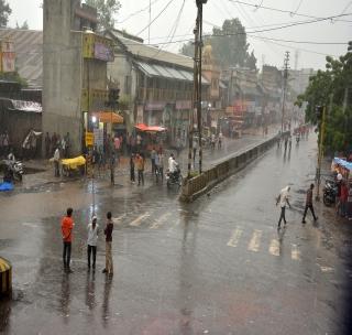 Rainfall in five talukas | पाच तालुक्यात बरसला पाऊस