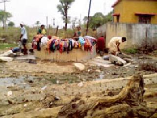 Kothari people have got water from now on | कोठारीवासीयांचे आतापासूनच पाण्यासाठी हाल Kothari people have got water from now on | कोठारीवासीयांचे आतापासूनच पाण्यासाठी हाल
