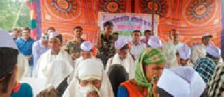 Janjagran Melawa at Kungarguda: Police administration distributes clothing and home utility items | कुमरगुडा येथे जनजागरण मेळावा : पोलीस प्रशासनातर्फे कपडे व गृहोपयोगी वस्तू वितरित