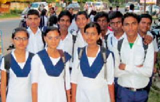 Student Dhadale District Council | विद्यार्थी धडकले जिल्हा परिषदेत