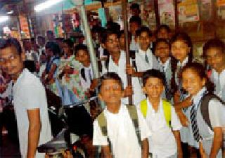 ST left the students | एसटीने विद्यार्थ्यांना सोडले वाऱ्यावर