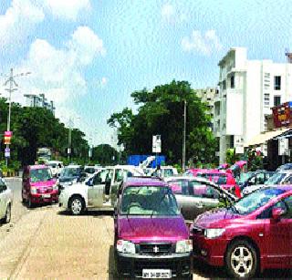 Frustrating due to unauthorized paraking | अनधिकृत पार्र्किंग ठरतेय डोकेदुखी