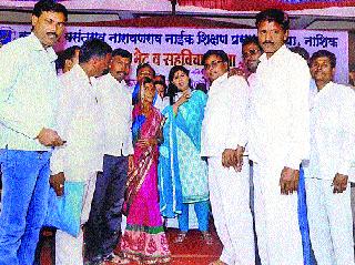 Rural Development Minister of the people of KARA | कऱ्हीच्या ग्रामस्थांचे ग्रामविकास मंत्र्यांना साकडें