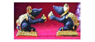 In the market the attractive garnish for Ganapati Baba | गणपती बाप्पांसाठी आकर्षक अलंकार बाजारात