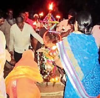 The famous scurrone bull in the Panchrochh of Chimur | चिमूरच्या पंचक्रोशीतील प्रसिद्ध मखराचा बैल