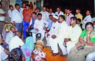 Consolation from Chavan of Maske family at Devarpada | देवारपाडे येथील मस्के कुटुंबीयांचे चव्हाण यांच्याकडून सांत्वन