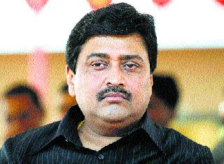 Drought crisis announces hollow promises from government: Chavan | दुष्काळप्रश्नी सरकारकडून पोकळ घोषणा : चव्हाण