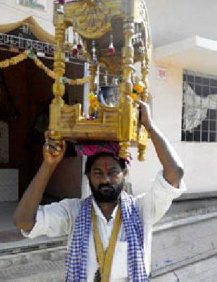 Shirdi went on a pilgrim's footsteps | साईभक्त पायी निघाला शिर्डीला