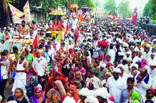Happy Anniversary of the royal procession | शाही मिरवणुकीत आशीर्वचनाची आनंदवृष्टी