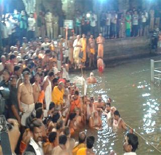 Maha Kumbh Mela - The royal bath of ten akhadas is completed | महाकुंभमेळा - दहाही आखाड्यांचे शाही स्नान संपन्न Maha Kumbh Mela - The royal bath of ten akhadas is completed | महाकुंभमेळा - दहाही आखाड्यांचे शाही स्नान संपन्न