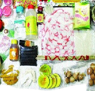 The market was full of puja literature | पूजेच्या साहित्याने बाजारपेठ खच्चून भरली