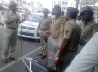 Police demonstration from riot control scheme | दंगा नियंत्रण योजनेतून पोलिसांचे शक्तिप्रदर्शन Police demonstration from riot control scheme | दंगा नियंत्रण योजनेतून पोलिसांचे शक्तिप्रदर्शन