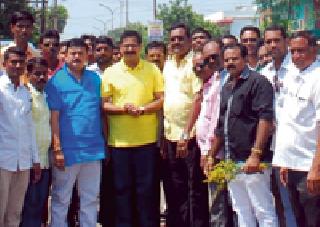 Order Bandekar took a look at Varad Vinayak | आदेश बांदेकर यांनी घेतले वरदविनायकाचे दर्शन Order Bandekar took a look at Varad Vinayak | आदेश बांदेकर यांनी घेतले वरदविनायकाचे दर्शन