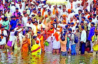 Thousands of pilgrims | हजारो वनवासींचे तीर्थस्नान Thousands of pilgrims | हजारो वनवासींचे तीर्थस्नान