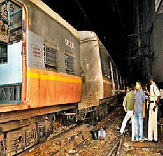 The dump collapses, the harbor stops for 4 hours | डबा घसरला, हार्बर ४ तास ठप्प The dump collapses, the harbor stops for 4 hours | डबा घसरला, हार्बर ४ तास ठप्प