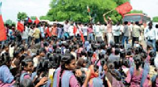 Shishanwasi movement for bus station | बसथांब्यासाठी शिवणीवासीयांचा चक्काजाम