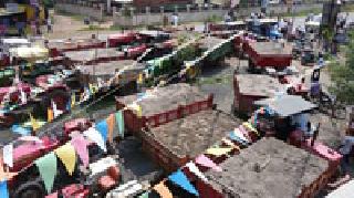 Overloaded trawler trawler seized 16 tractors | अतिभार रेती वाहतूक करणारे १६ ट्रॅक्टर जप्त Overloaded trawler trawler seized 16 tractors | अतिभार रेती वाहतूक करणारे १६ ट्रॅक्टर जप्त