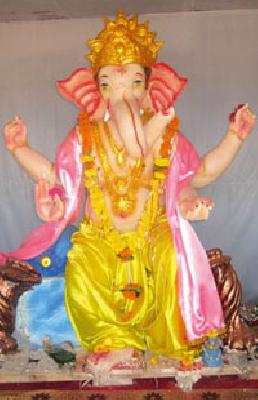 Devotees of devotees for the establishment of Bappa | बाप्पाच्या स्थापनेसाठी भक्तांची लगबग Devotees of devotees for the establishment of Bappa | बाप्पाच्या स्थापनेसाठी भक्तांची लगबग